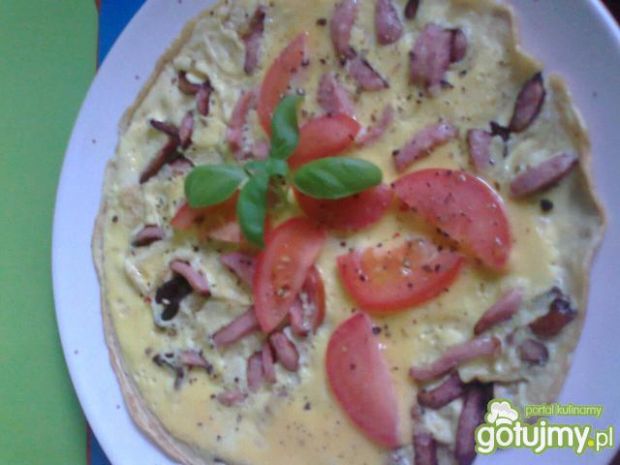 omlet z kiełbasą śląską i pomidorem