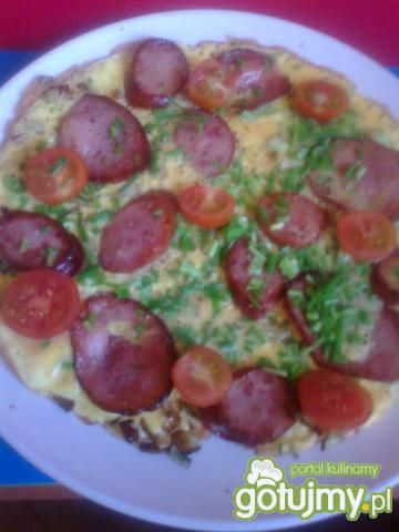 omlet z kiełbasami, pomidorami cherry 