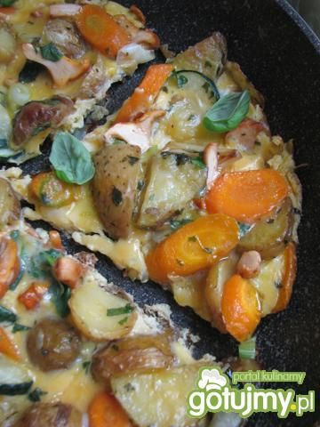 Omlet z kurkami, warzywami i bazylią