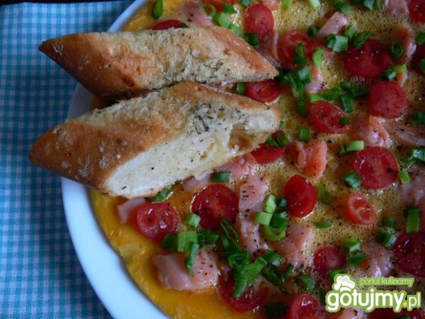 Omlet z łososiem wędzonym i pomidorkami 