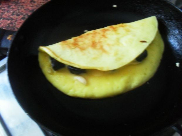 Omlet z miodem i śliwkami