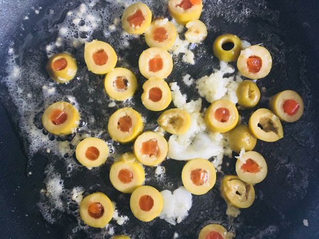 Omlet z oliwkami i czosnkiem