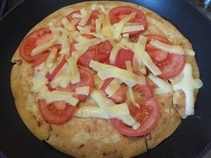 Omlet z pomidorami i żółtym serem