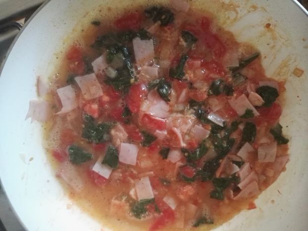 Omlet z pomidorem, jałmużem i szynką