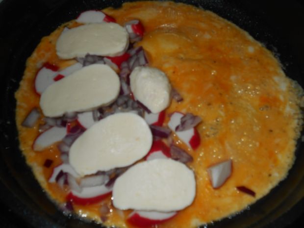 Omlet z surimi i mozzarellą