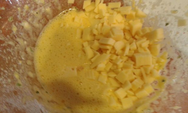 Omlet z szynką i żółtym serem
