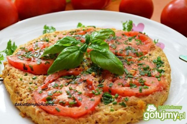 Omlet z tuńczykiem i pomidorem 