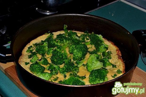 Omlet z zielonym brokułem