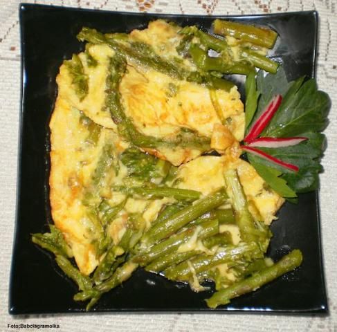 Omlet z zielonymi szparagami i serem