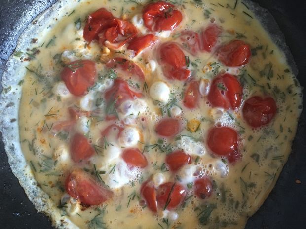 Omlet z ziołami i pomidorkami koktajlowymi 