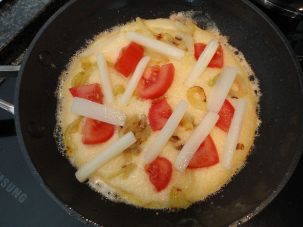 Omlet ze szparagami i pomidorami