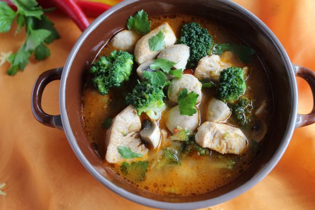 Orientalna zupa z kurczakiem i brokułem