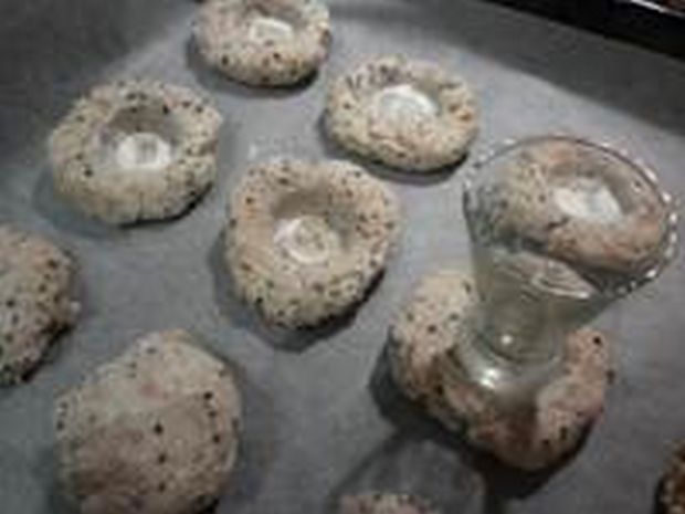 Orkiszowe ciasteczka z marmoladą z pigwy i sezamem