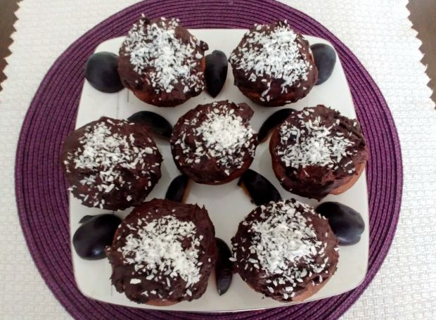 Orkiszowe muffinki ze śliwkami