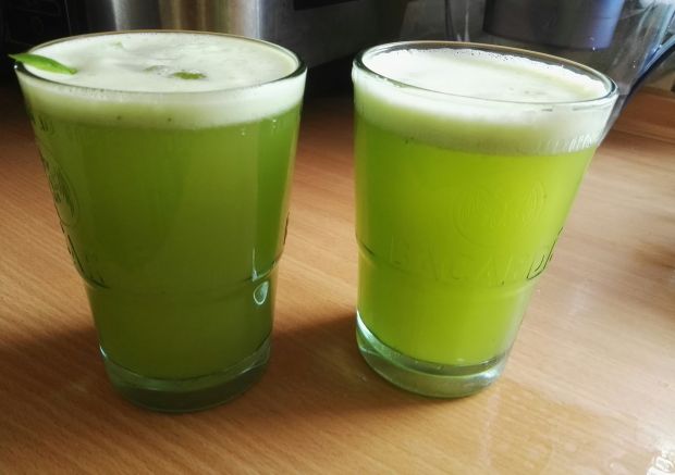 Orzeźwiający zielony koktajl