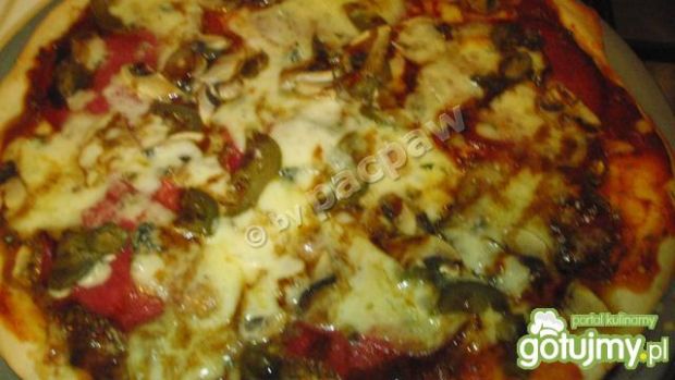 Ostra pizza 3-serowa z salami i kremem