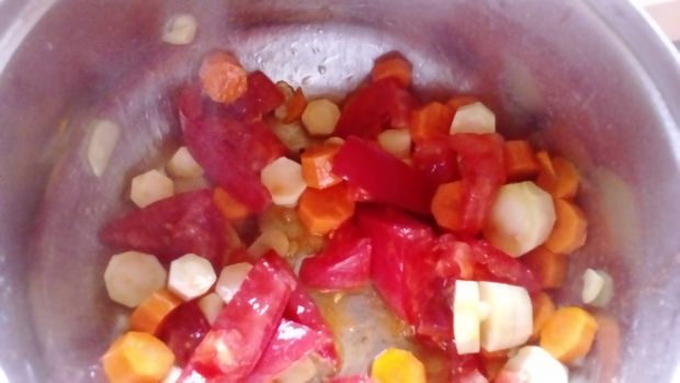 Ostra zupa pomidorowa z ciecierzycą