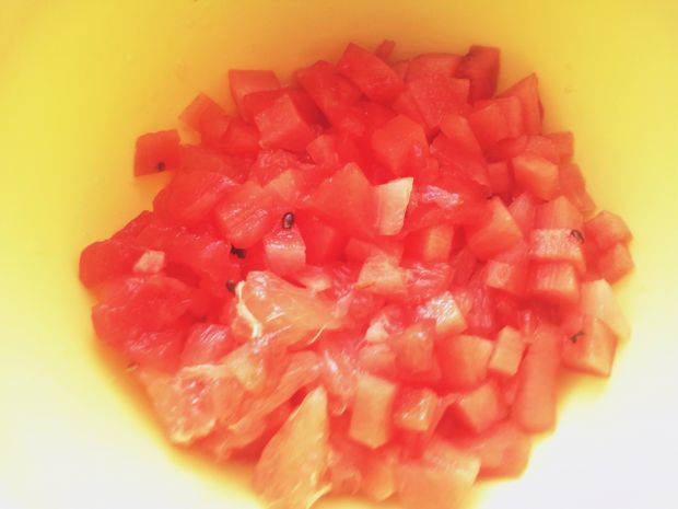 Owocowa sałatka z grejpfruta, truskawek i arbuza