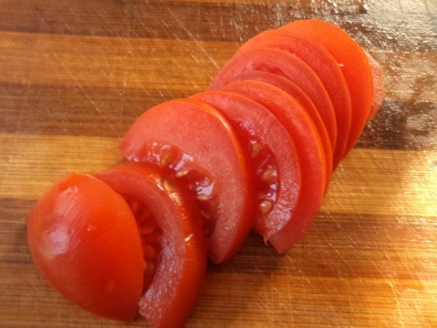 Owocowa sałatka z pomidorem na ostro z czarnuszką