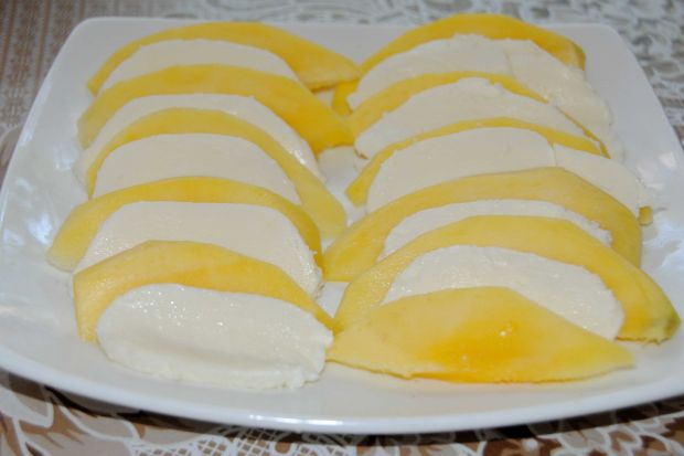 Owocowe caprese z mango