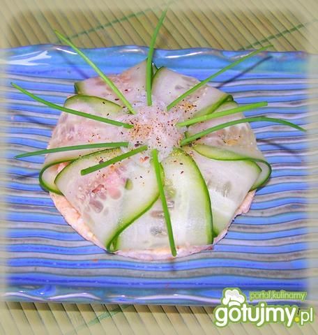 Paczuszka z tuńczykiem na waflu ryżowym