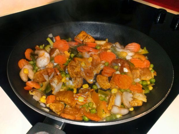 Paella z warzywami i kurczakiem