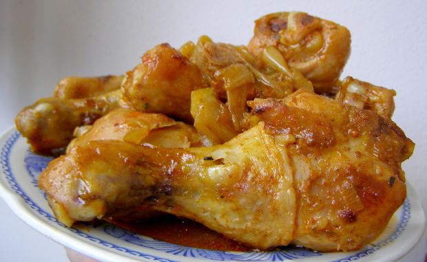 Pałeczki kurczaka pikantne z cebulą duszone