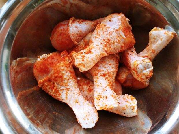 Pałki kurczaka duszone z marchewką