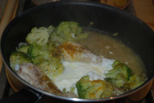 Pałki z kurczaka w lekkim sosie z brokułami