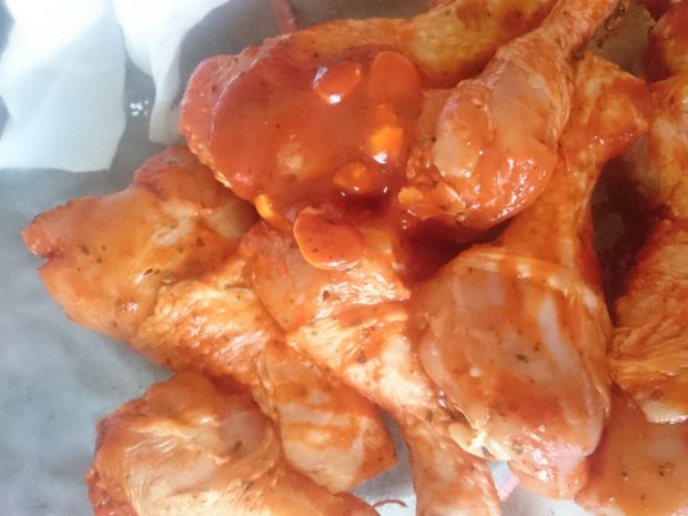 Pałki z kurczaka w marynacie czosnkowo-ketchupowej