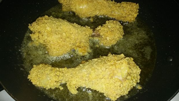 Pałki z kurczaka w płatkach kukurydzianych