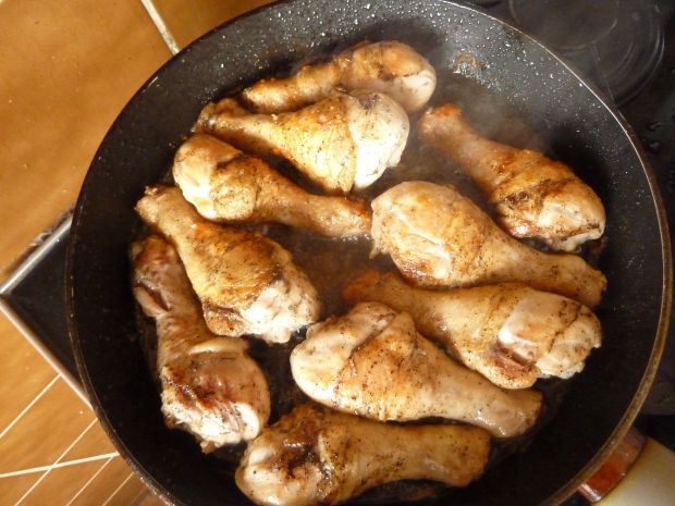 Pałki z kurczaka z pieczarkami w koperkowym sosie