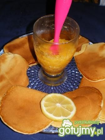 Pancakes with lemon curd
