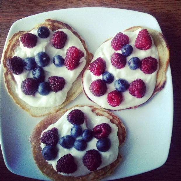 Pancakes z serkiem waniliowym i owocami 