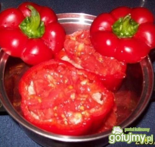 Papryka faszerowana mięsem i pomidorami