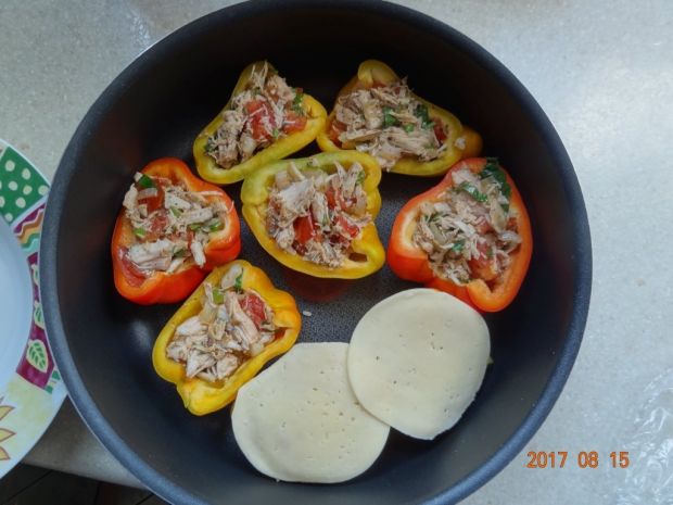Papryka faszerowana mięsem z pomidorami