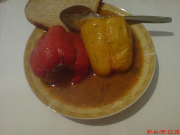 Papryka faszerowana w sosie koperkowym