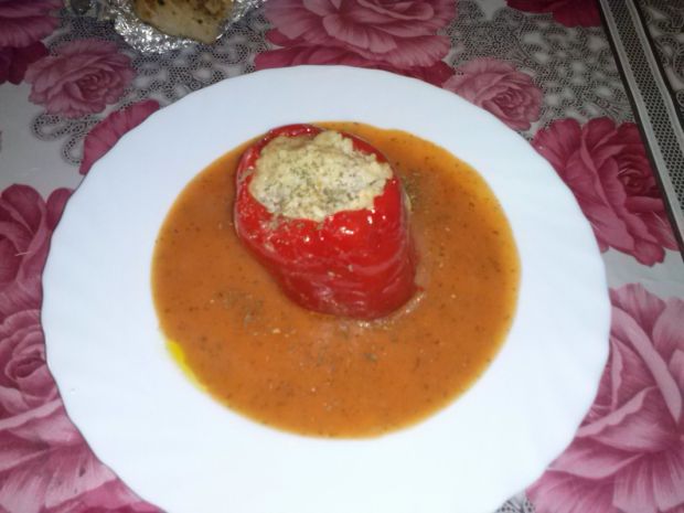 Papryka faszerowana z sosem pomidorowym 