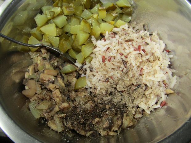 Papryka nadziewana ryżem, ogórkiem i pieczarkami