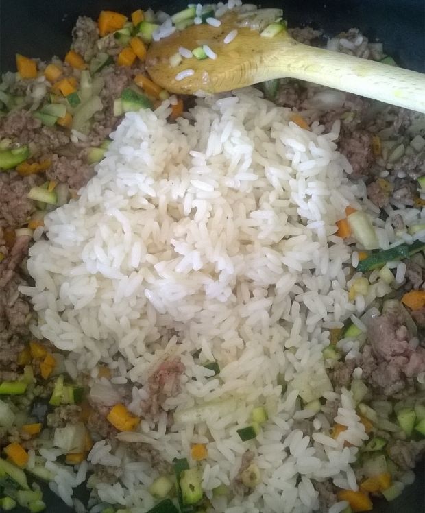 Papryka z ryżem, wędliną, cukinią, marchewką