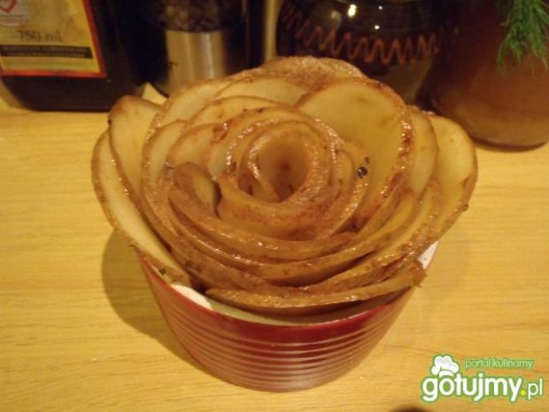 Paprykowa róża z ziemniaków