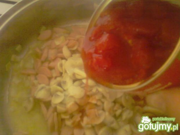 Parówki w sosie pomidorowym z pieczarkam