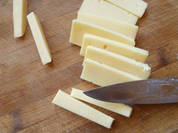 Parówki z żółtym serem zapiekane w boczku