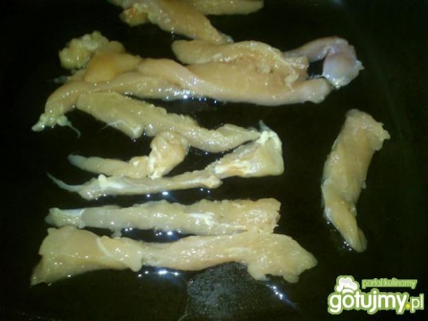 Paseczki kurczaka w sosie serowym