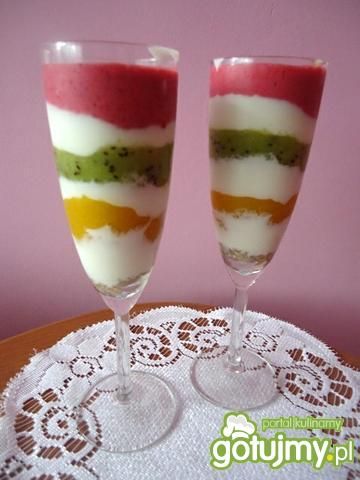 Pasiasty deser jogurtowo-owocowy