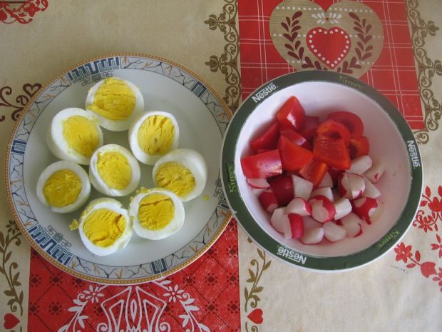 Pasta jajeczna z papryką i rzodkiewką