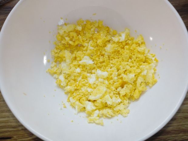 Pasta jajeczna z serem żółtym i słonecznikiem