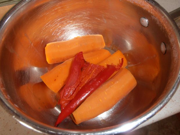 Pasta marchewkowa z pikantną chili 