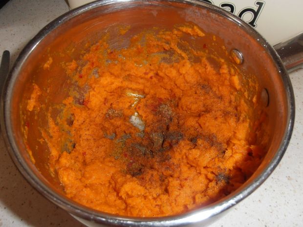 Pasta marchewkowa z pikantną chili 