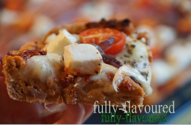 Pełnoziarnista orkiszowa pizza z suszonymi pomidor